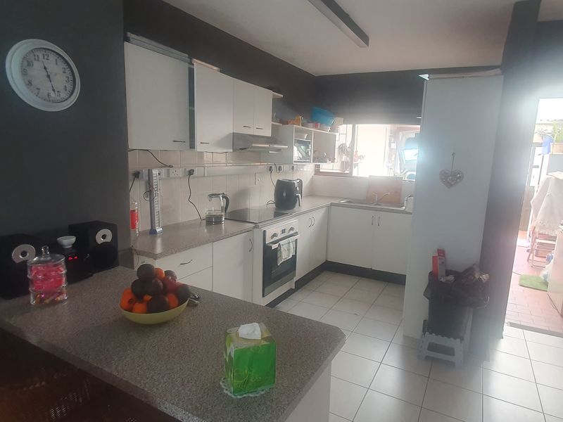 Prime Location And Pet Friendly - Photo 8