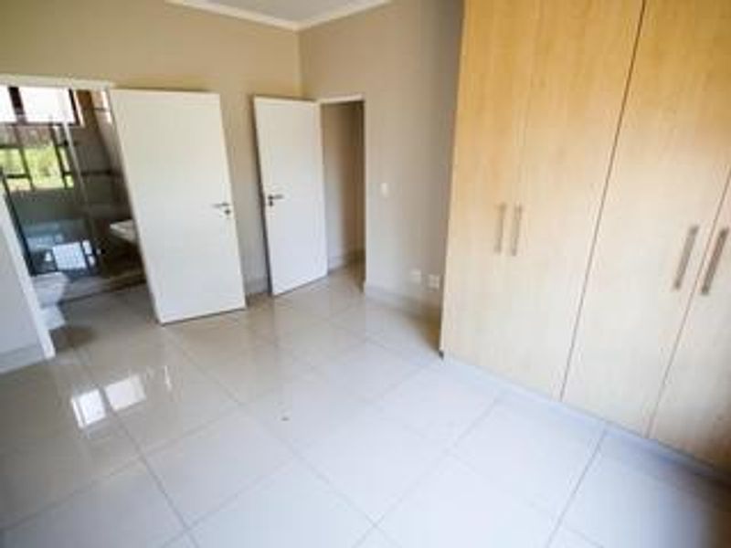 Beautiful Three Bedroom Apartment for Sale in Seasons Park - Photo 8