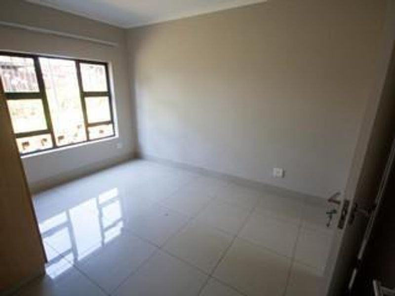 Beautiful Three Bedroom Apartment for Sale in Seasons Park - Photo 9