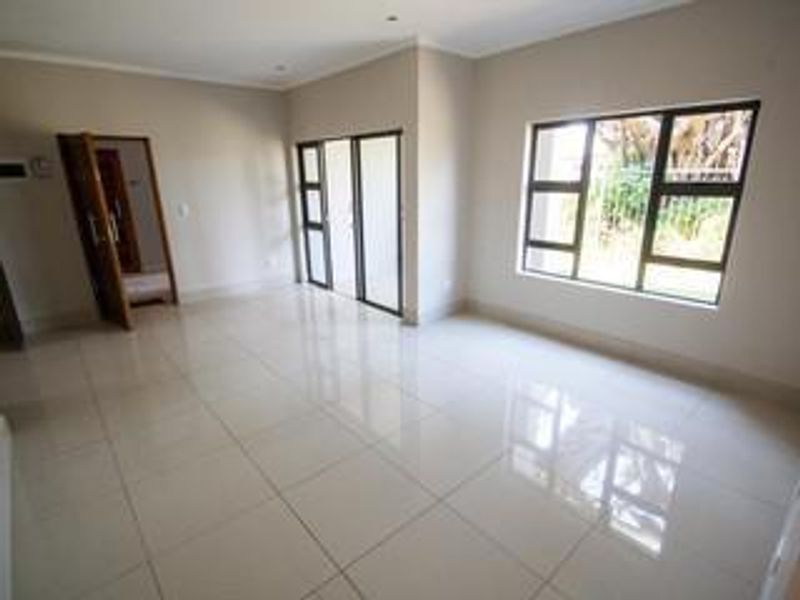 Beautiful Three Bedroom Apartment for Sale in Seasons Park - Photo 7