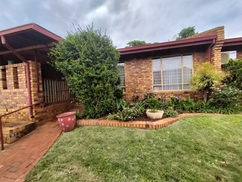 Welcome to your ideal retirement haven in the heart of Amandasig retirement village! - Photo 1