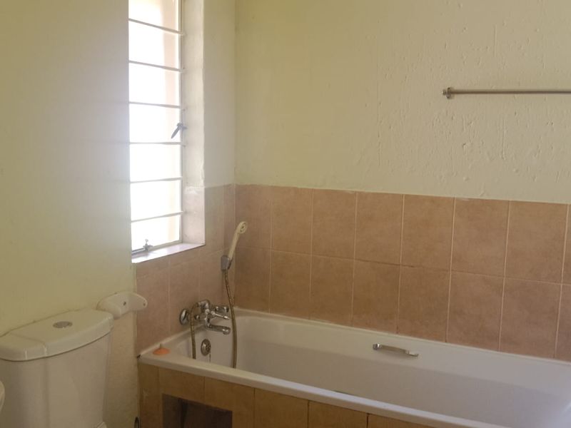 Ground floor bachelor flat for sale. - Photo 6