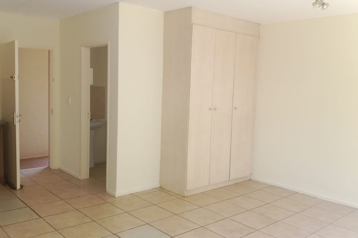 Ground floor bachelor flat for sale. - Photo 4