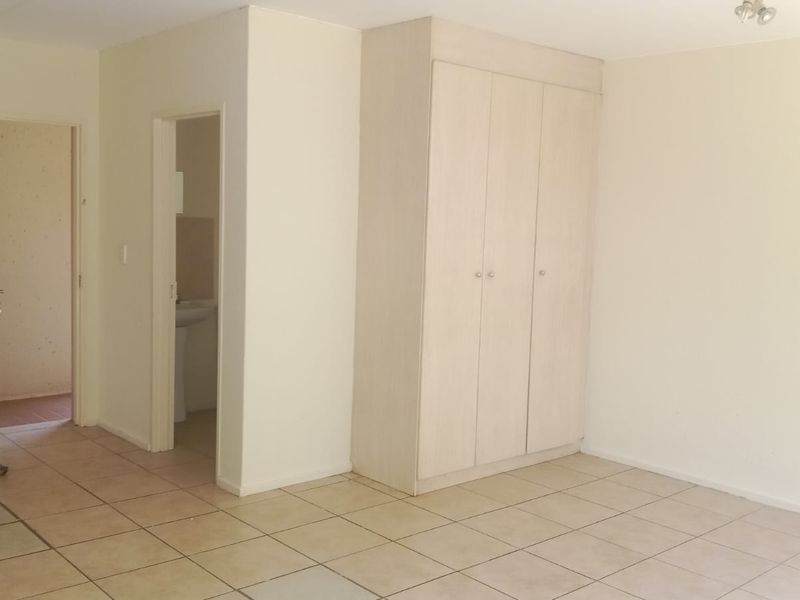 Ground floor bachelor flat for sale. - Photo 4