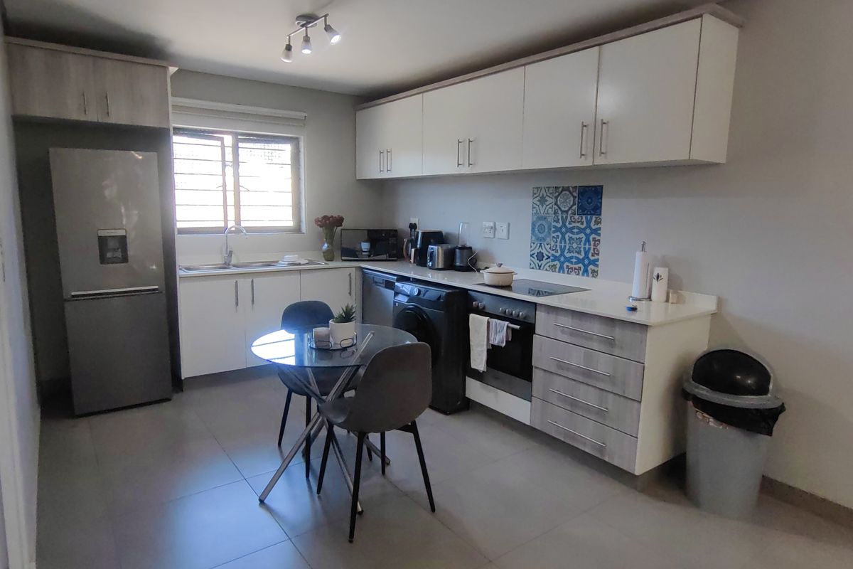 Modern lock up and go in Parkhill - Photo 3