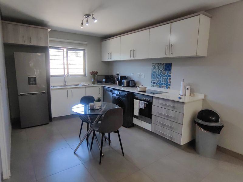 Modern lock up and go in Parkhill - Photo 3