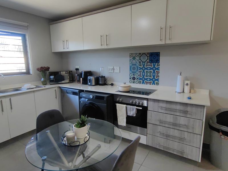 Modern lock up and go in Parkhill - Photo 4