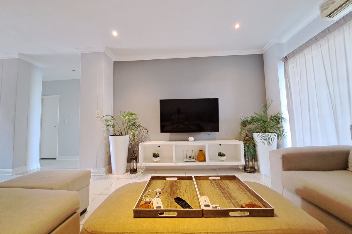 Newly renovated modern apartment with back up power! - Photo 2