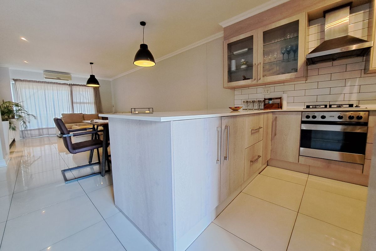 Newly renovated modern apartment with back up power! - Photo 5