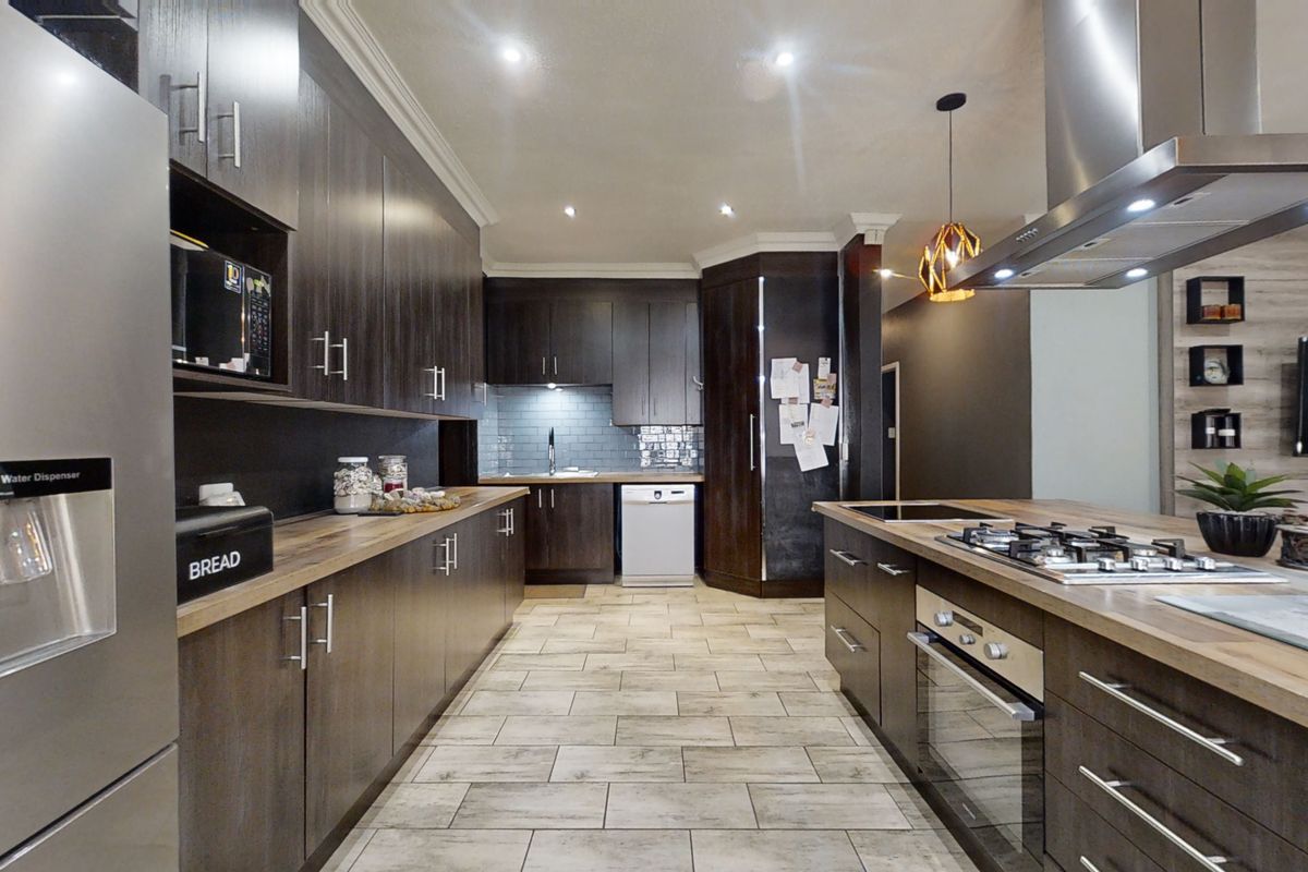 SOLD! Spacious Family Home with Exceptional Outdoor Living & Separate Flatlet in Witfield - Photo 3