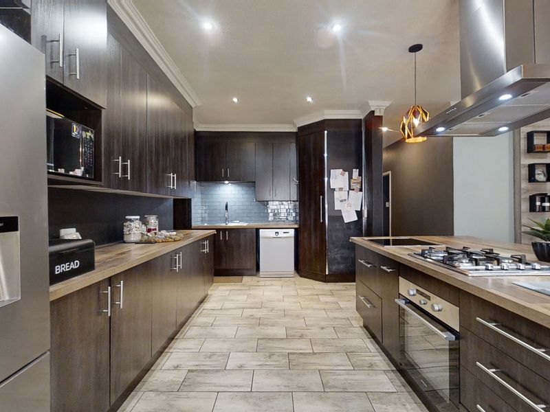 SOLD! Spacious Family Home with Exceptional Outdoor Living & Separate Flatlet in Witfield - Photo 3