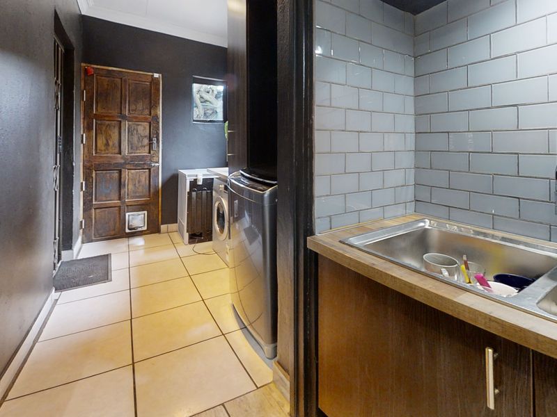 SOLD! Spacious Family Home with Exceptional Outdoor Living & Separate Flatlet in Witfield - Photo 5