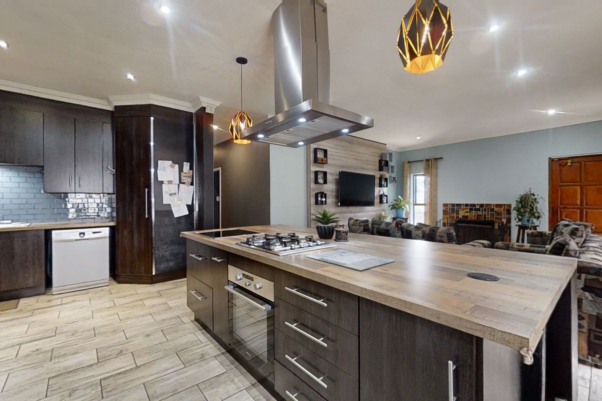 SOLD! Spacious Family Home with Exceptional Outdoor Living & Separate Flatlet in Witfield - Photo 2