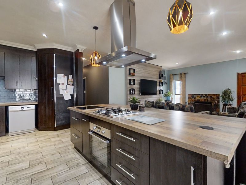 SOLD! Spacious Family Home with Exceptional Outdoor Living & Separate Flatlet in Witfield - Photo 2