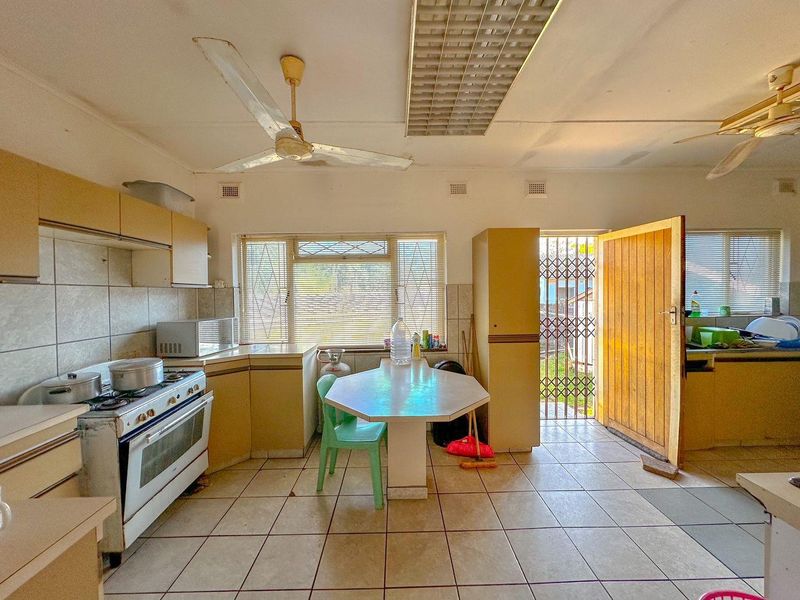 3 Bedroom Home with a Flat - Photo 6