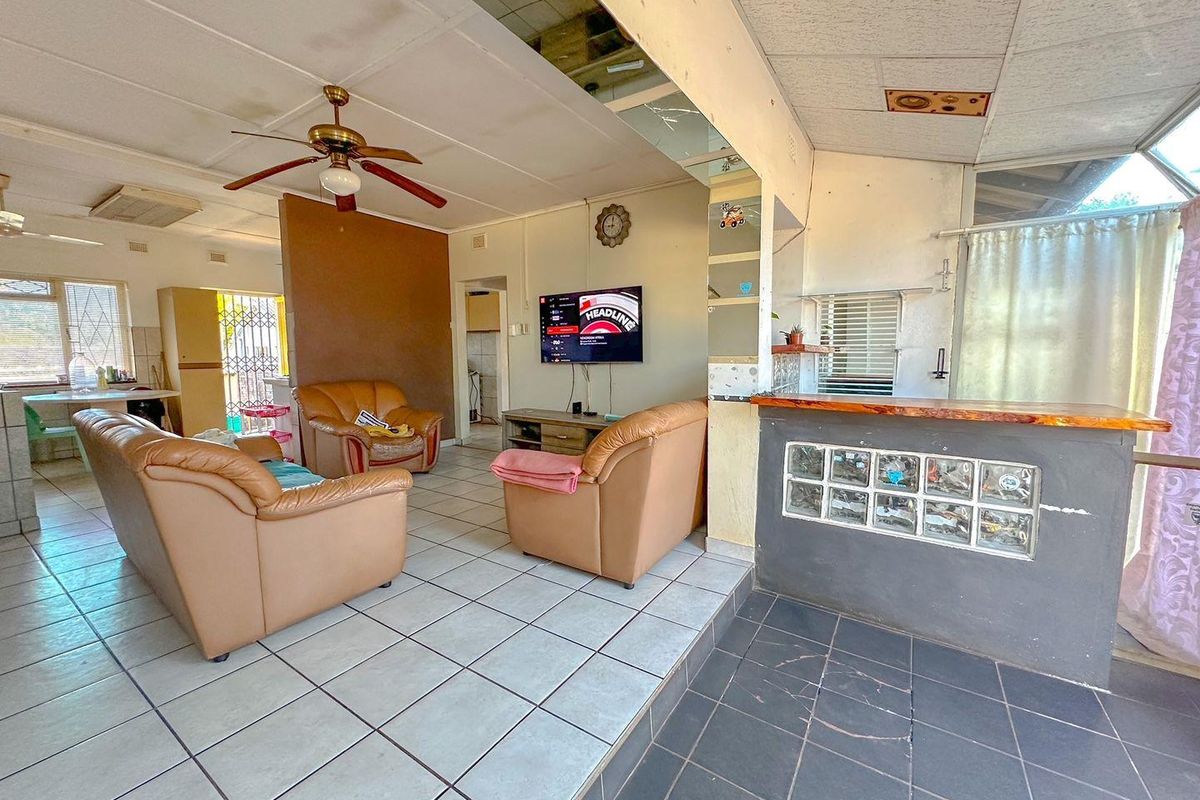 3 Bedroom Home with a Flat - Photo 3