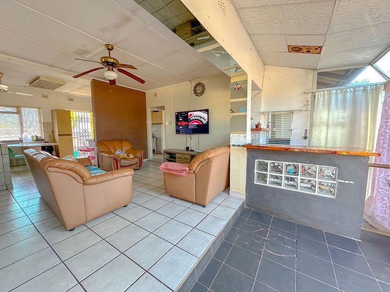 3 Bedroom Home with a Flat - Photo 3