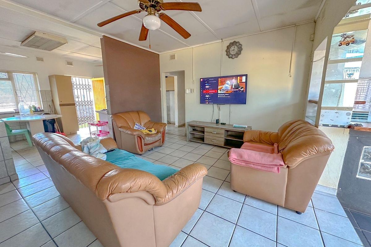 3 Bedroom Home with a Flat - Photo 2