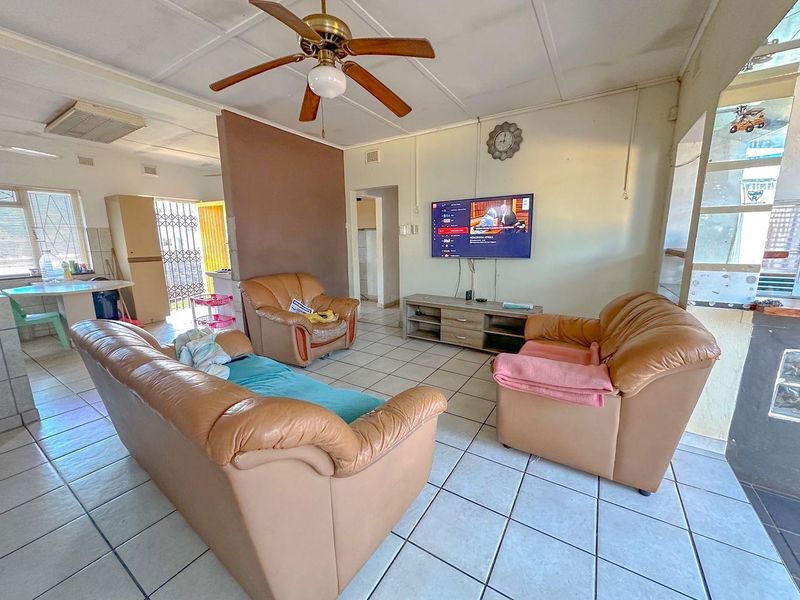 3 Bedroom Home with a Flat - Photo 2