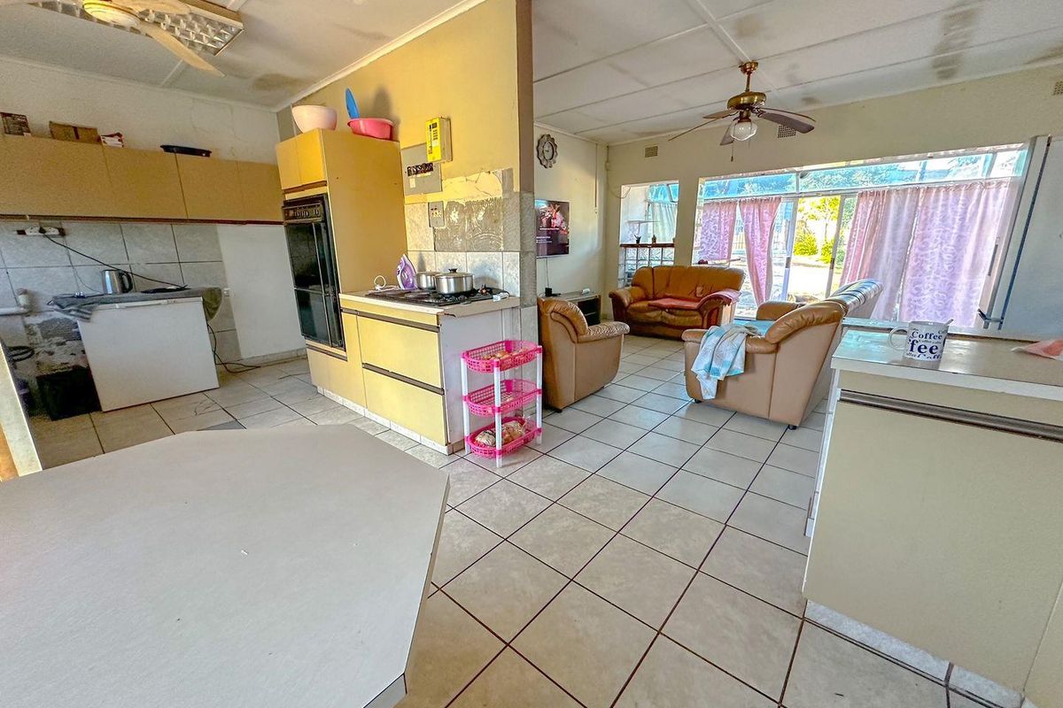 3 Bedroom Home with a Flat - Photo 5