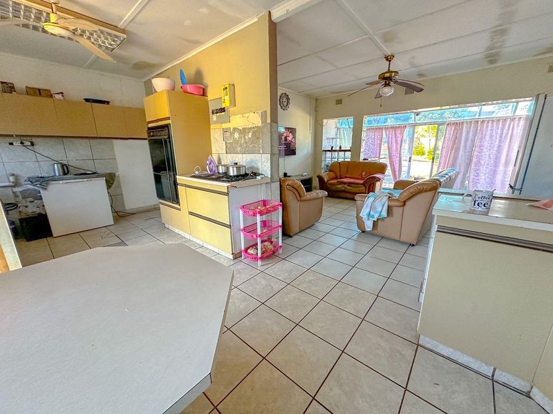 3 Bedroom Home with a Flat - Photo 5