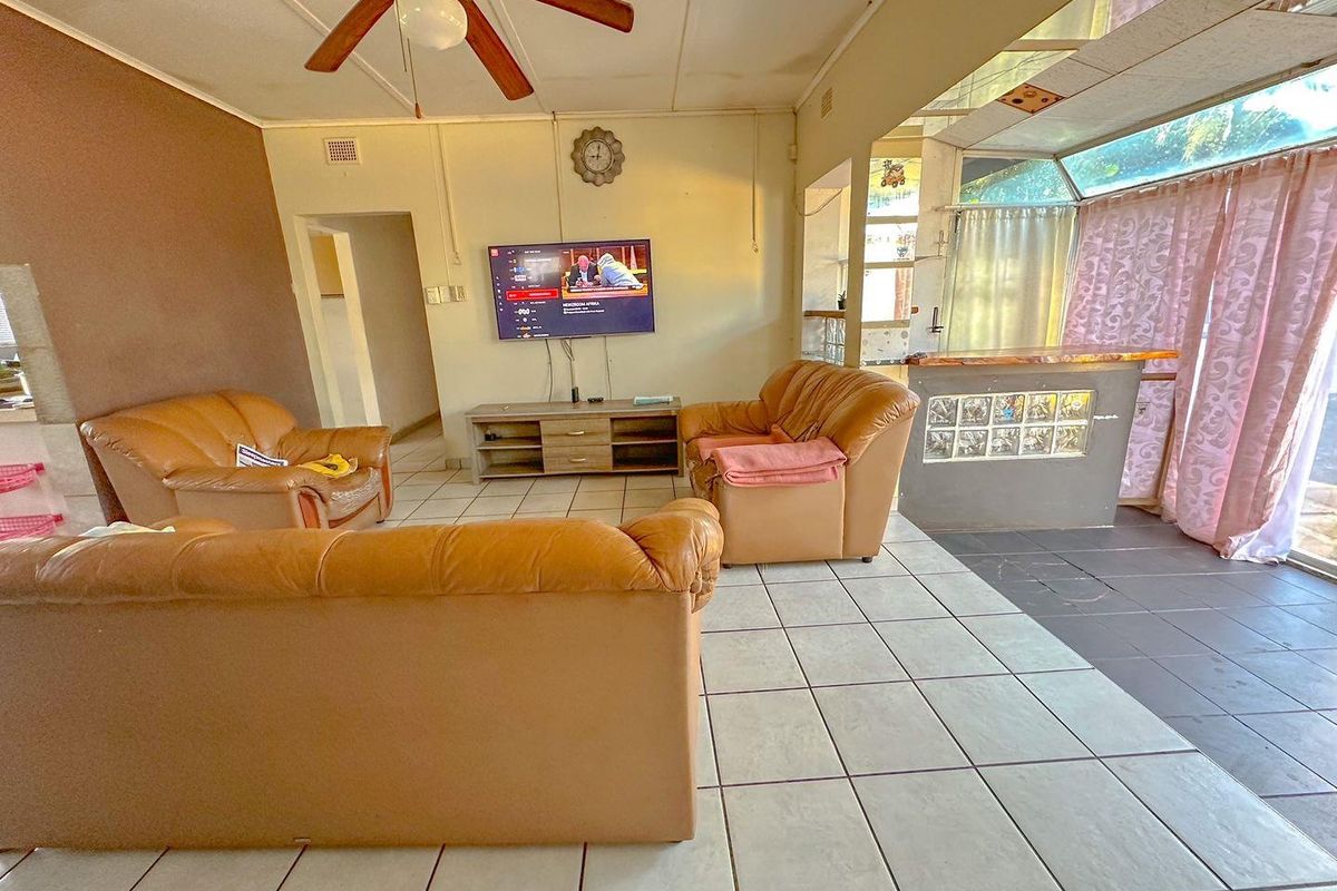 3 Bedroom Home with a Flat - Photo 4