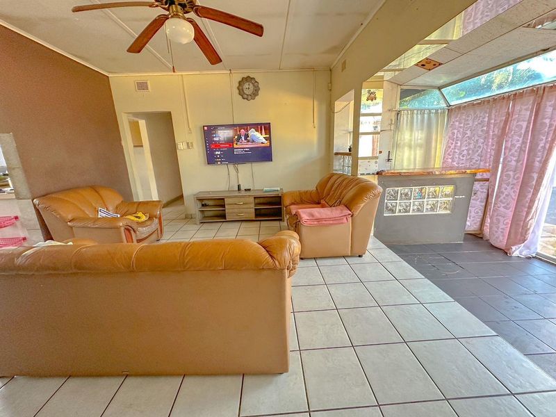 3 Bedroom Home with a Flat - Photo 4