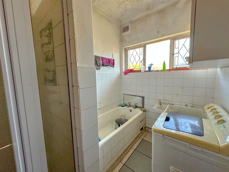 3 Bedroom Home with a Flat - Photo 10