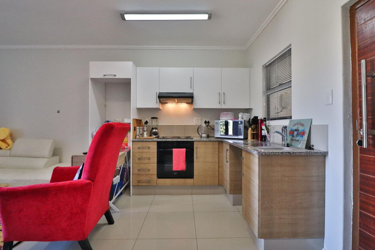 Perfect Lock and Go Lifestyle in Umhlanga Ridge - Photo 2