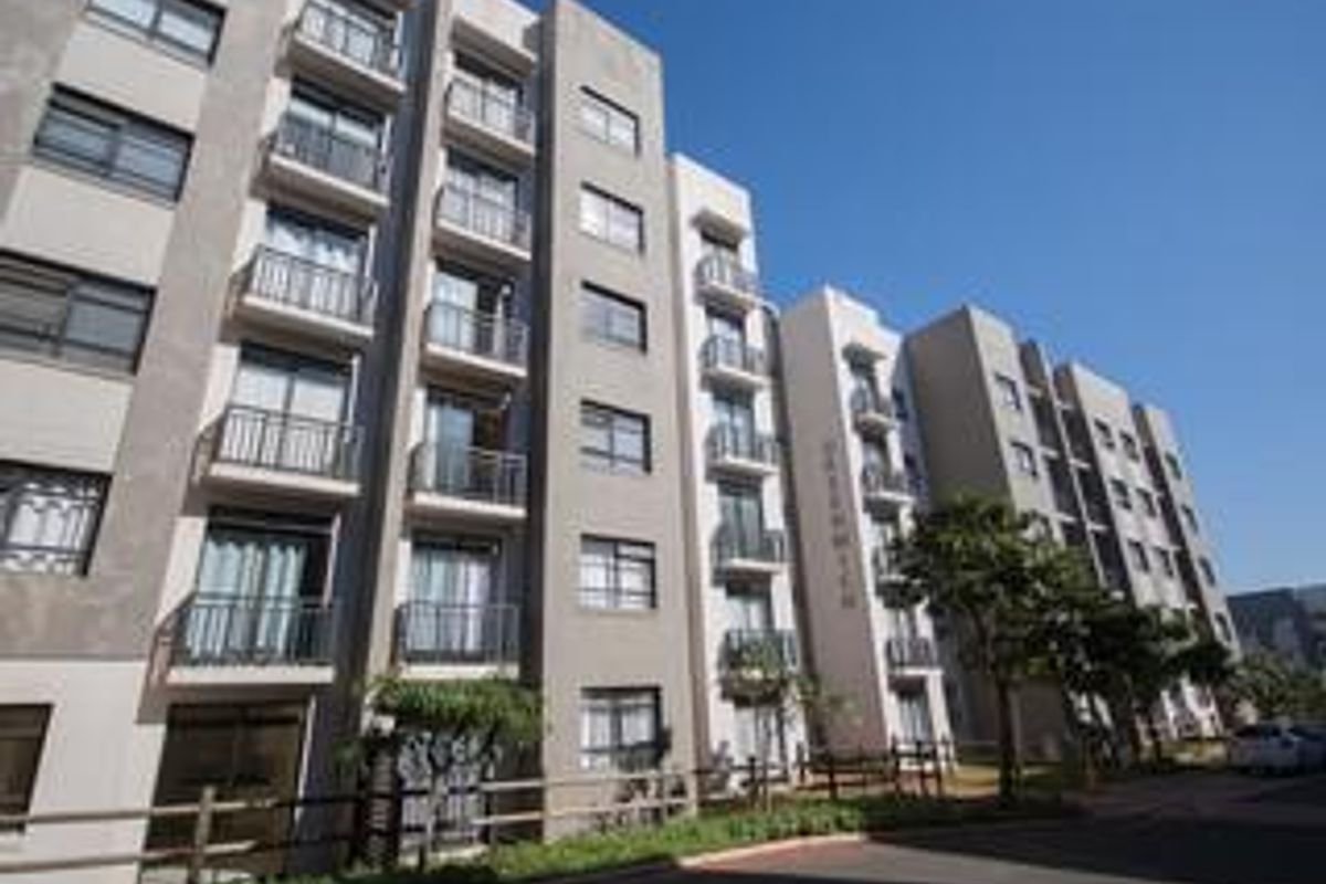 Situated in the popular complex , Manhattan Mews , you will find this 2 bed 1 bath unit. - Photo 2