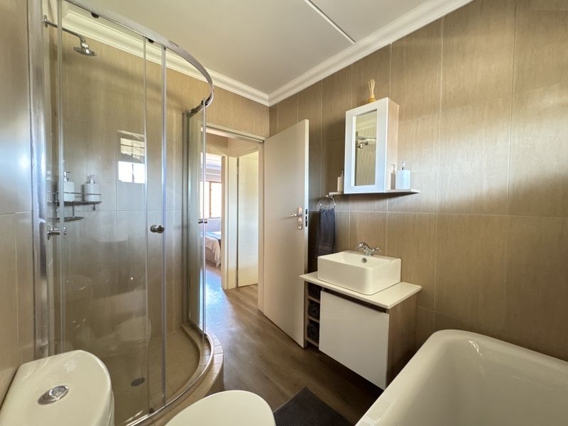 3 Bedroom Ground floor Apartment for Sale - Photo 9