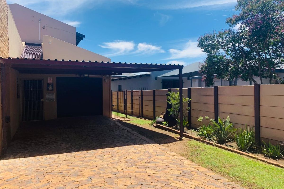 A Well Equipped Two Storey House In The Heart Of Middelburg! - Photo 2