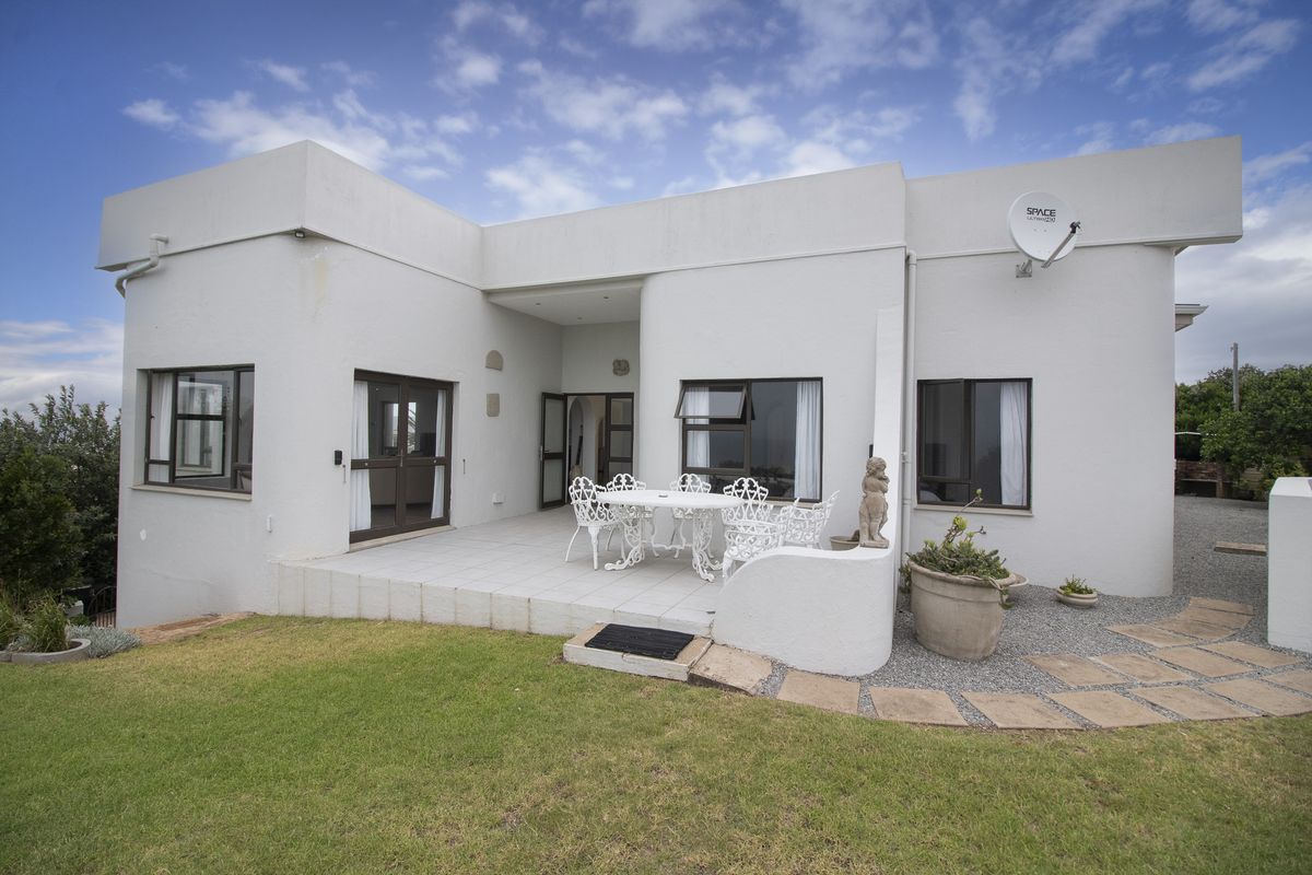 Five Bedroom Home and One Bedroom Flat with Spectacular Ocean Views. - Photo 5