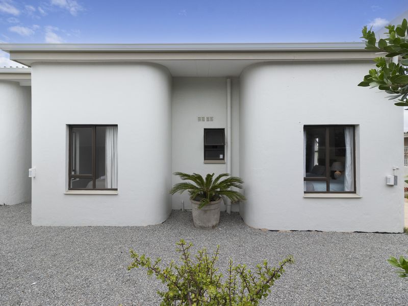 Five Bedroom Home and One Bedroom Flat with Spectacular Ocean Views. - Photo 8