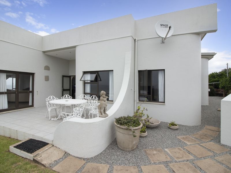 Five Bedroom Home and One Bedroom Flat with Spectacular Ocean Views. - Photo 3