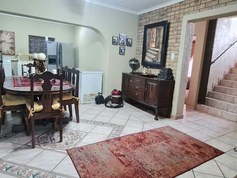 5 Bedroom Double Story Face brick home - Photo 10