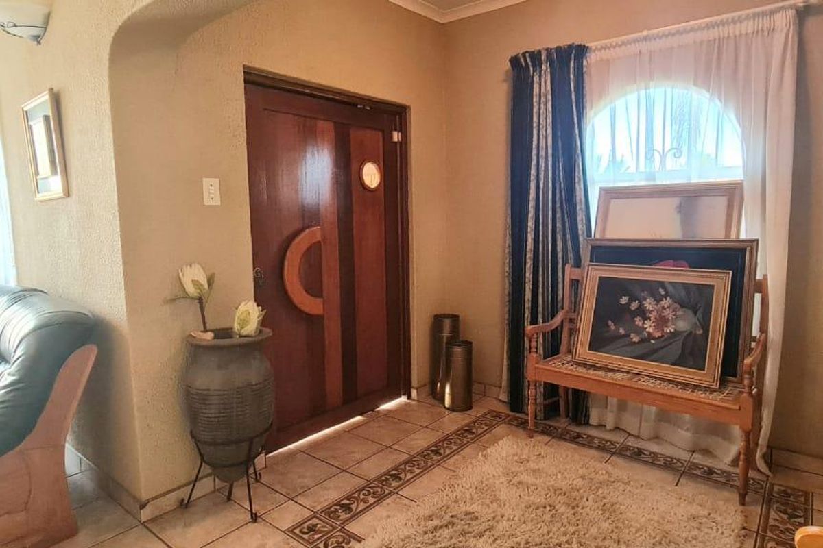 5 Bedroom Double Story Face brick home - Photo 5