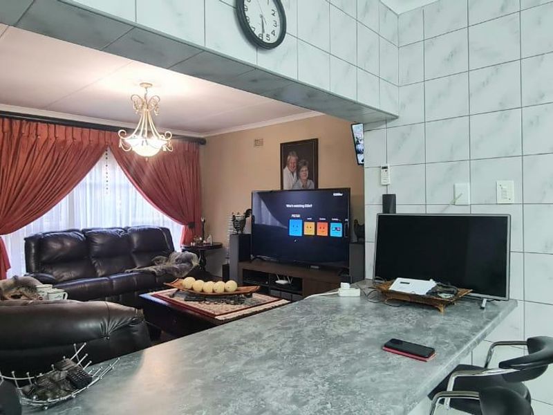 5 Bedroom Double Story Face brick home - Photo 4