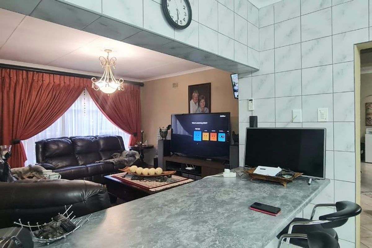 5 Bedroom Double Story Face brick home - Photo 4