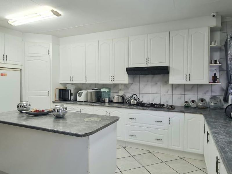 5 Bedroom Double Story Face brick home - Photo 3