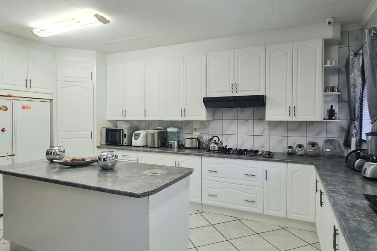 5 Bedroom Double Story Face brick home - Photo 3