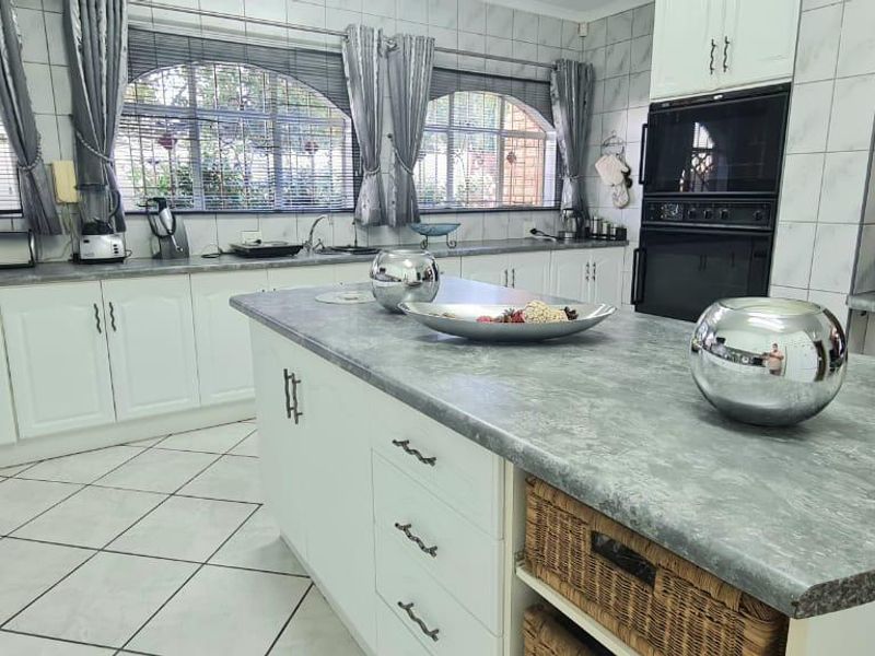 5 Bedroom Double Story Face brick home - Photo 2