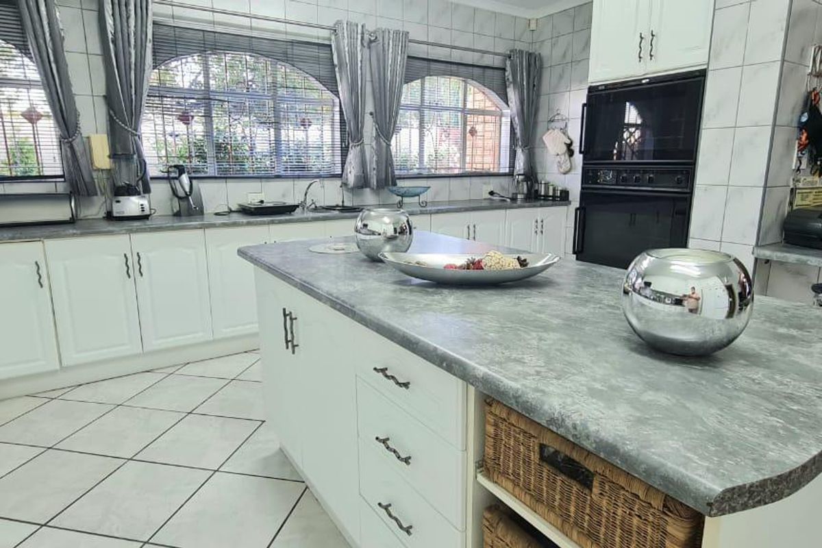 5 Bedroom Double Story Face brick home - Photo 2