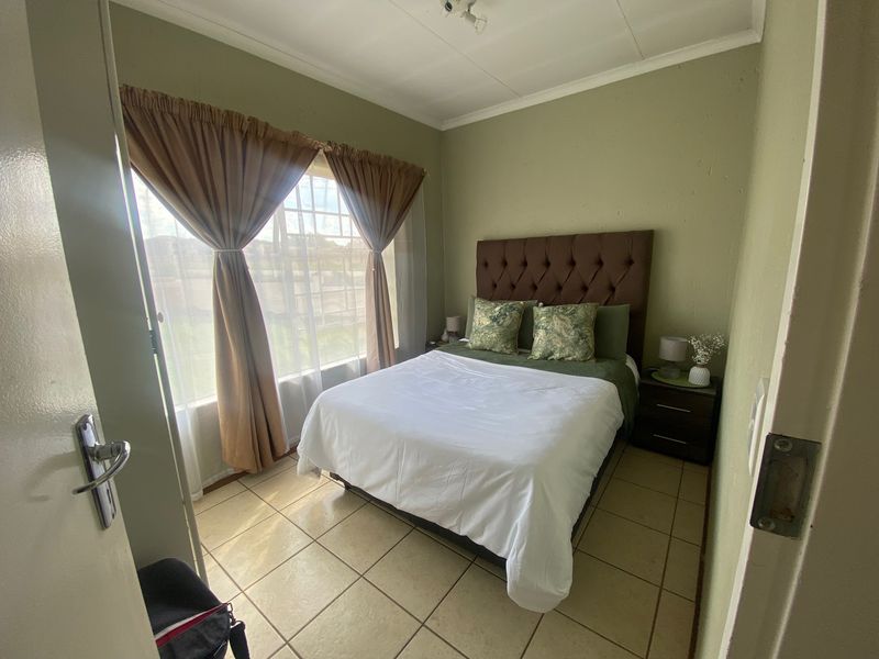Discover Your Home Sweet Home in Heuwelsig Estate! - Photo 6