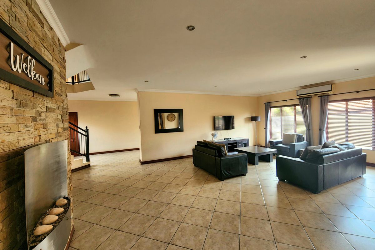 Stunning 4 x bedroom family home to RENT in Pebble Rock Golf Estate - Photo 3