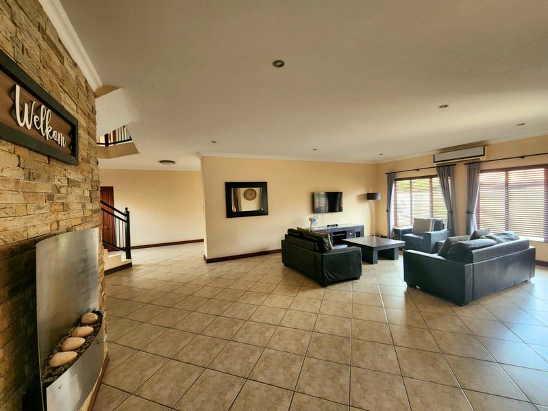 Stunning 4 x bedroom family home to RENT in Pebble Rock Golf Estate - Photo 3