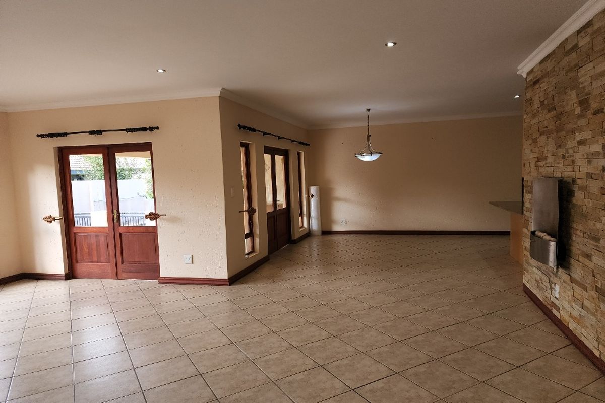 Stunning 4 x bedroom family home to RENT in Pebble Rock Golf Estate - Photo 4