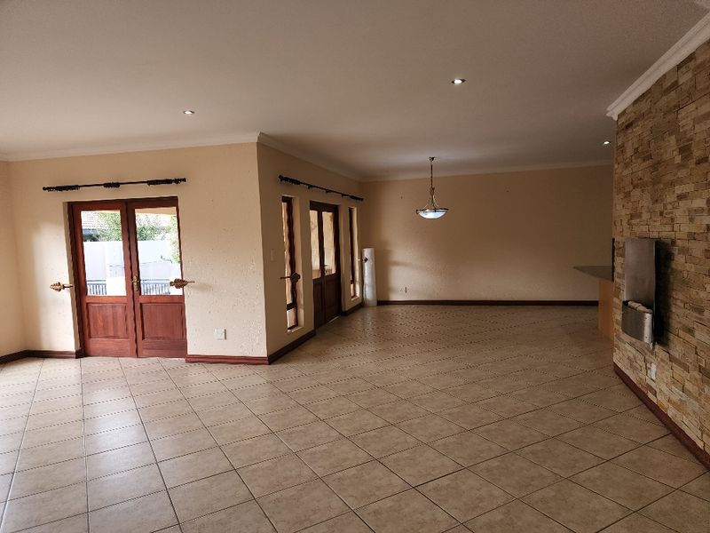 Stunning 4 x bedroom family home to RENT in Pebble Rock Golf Estate - Photo 4