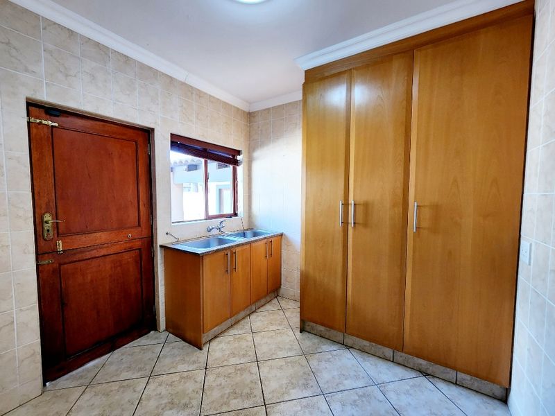 Stunning 4 x bedroom family home to RENT in Pebble Rock Golf Estate - Photo 10