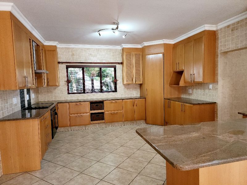 Stunning 4 x bedroom family home to RENT in Pebble Rock Golf Estate - Photo 8